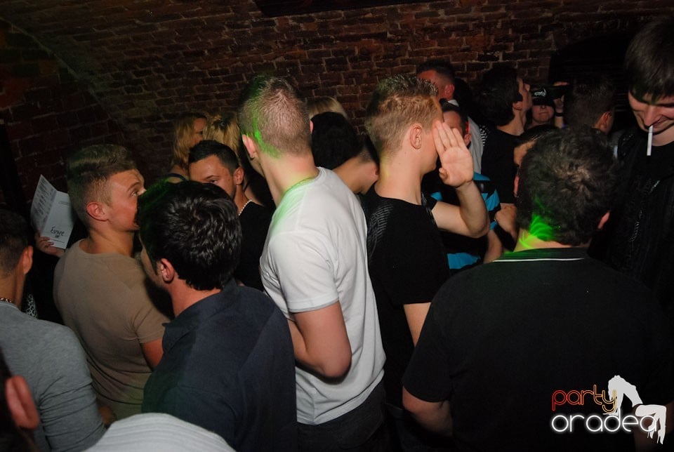 Distracţia continuă în Club Escape,