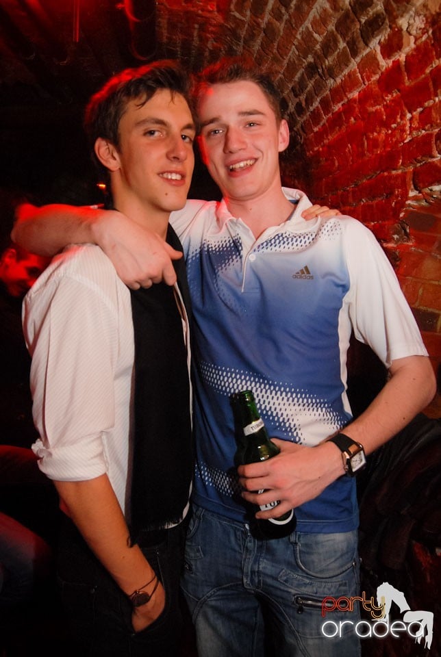 Distracţia continuă în Club Escape,