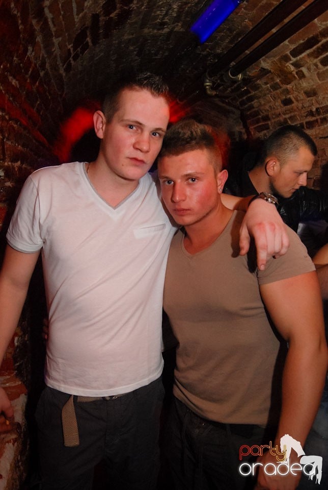 Distracţia continuă în Club Escape,