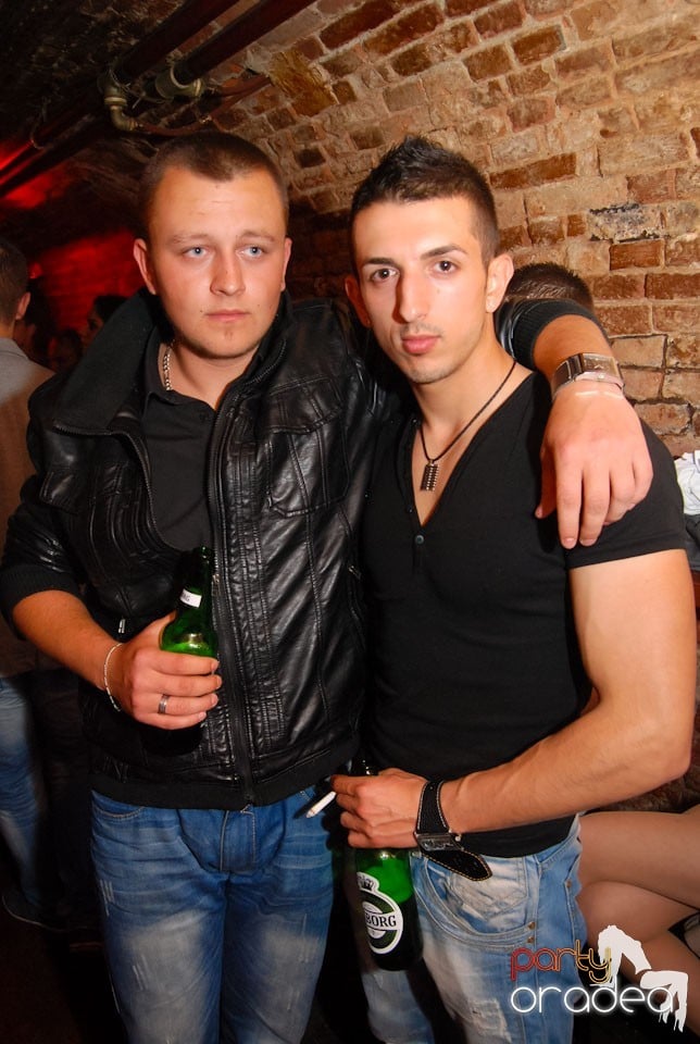 Distracţia continuă în Club Escape,