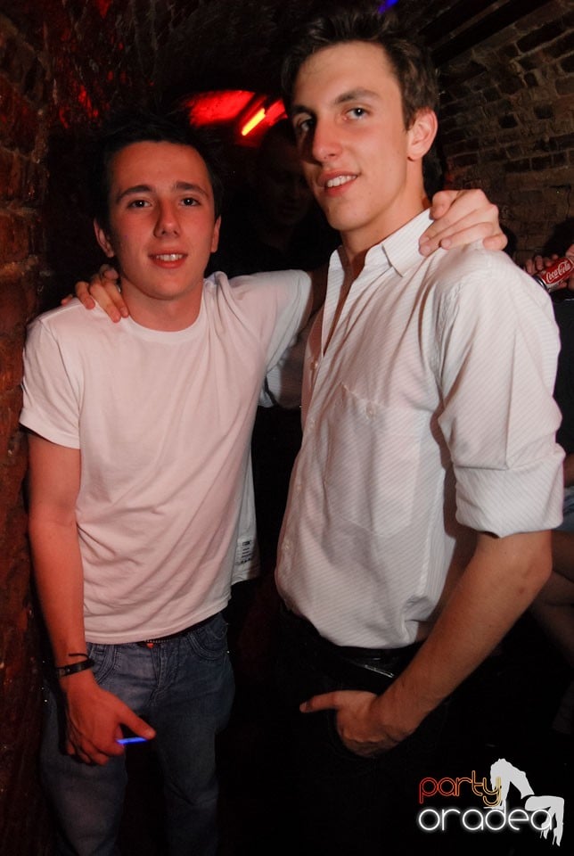 Distracţia continuă în Club Escape,