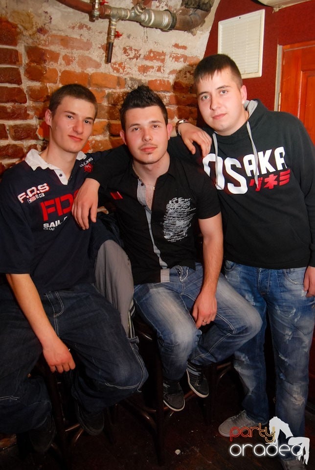 Distracţia continuă în Club Escape,