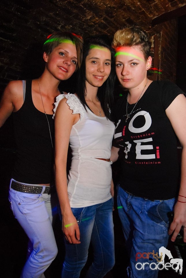 Distracţia continuă în Club Escape,