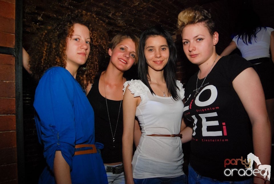 Distracţia continuă în Club Escape,