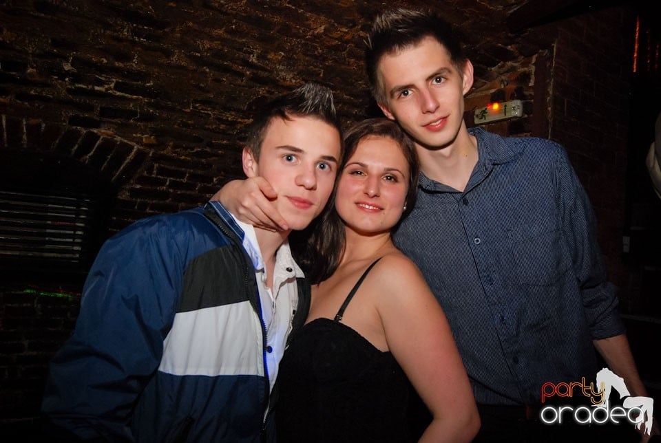 Distracţia continuă în Club Escape,