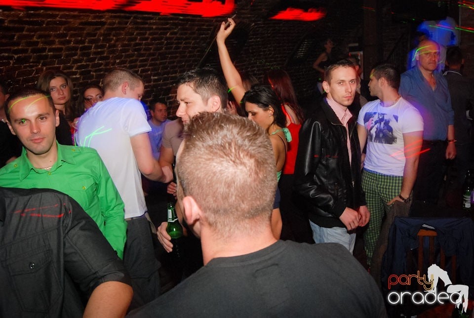 Distracţia continuă în Club Escape,