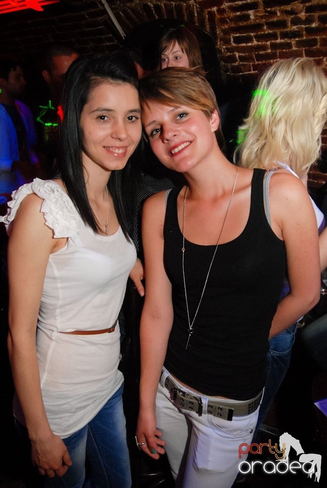 Distracţia continuă în Club Escape,