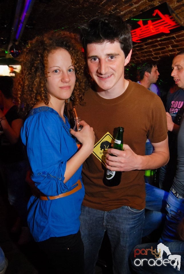 Distracţia continuă în Club Escape,