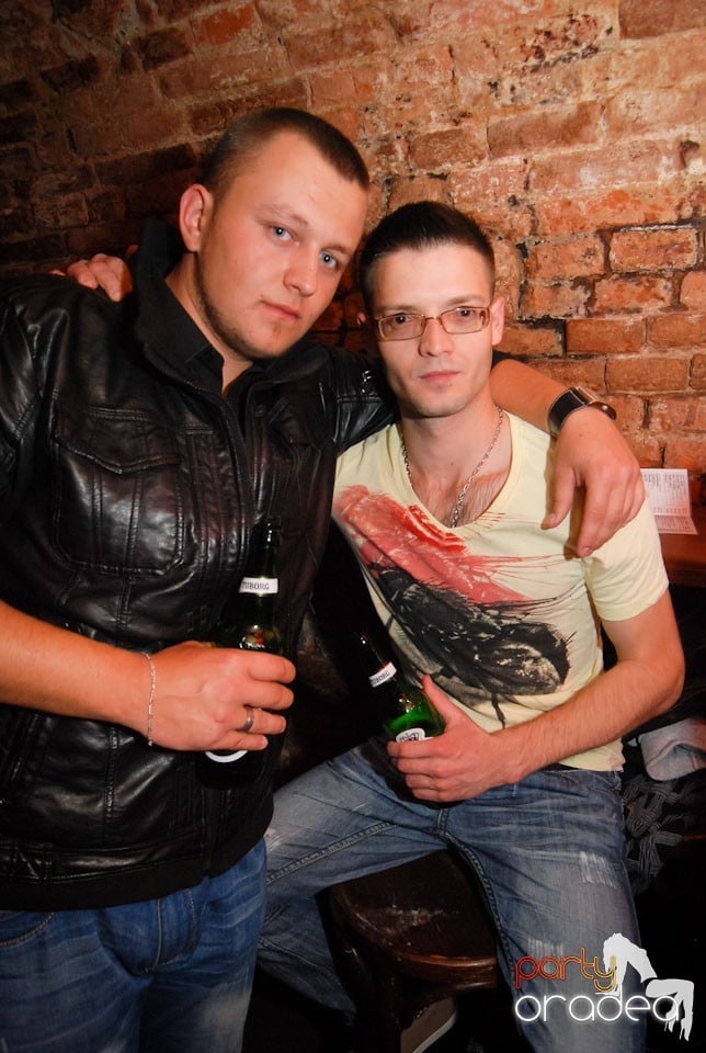 Distracţia continuă în Club Escape,