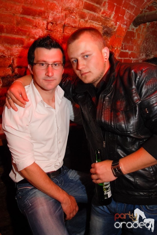 Distracţia continuă în Club Escape,
