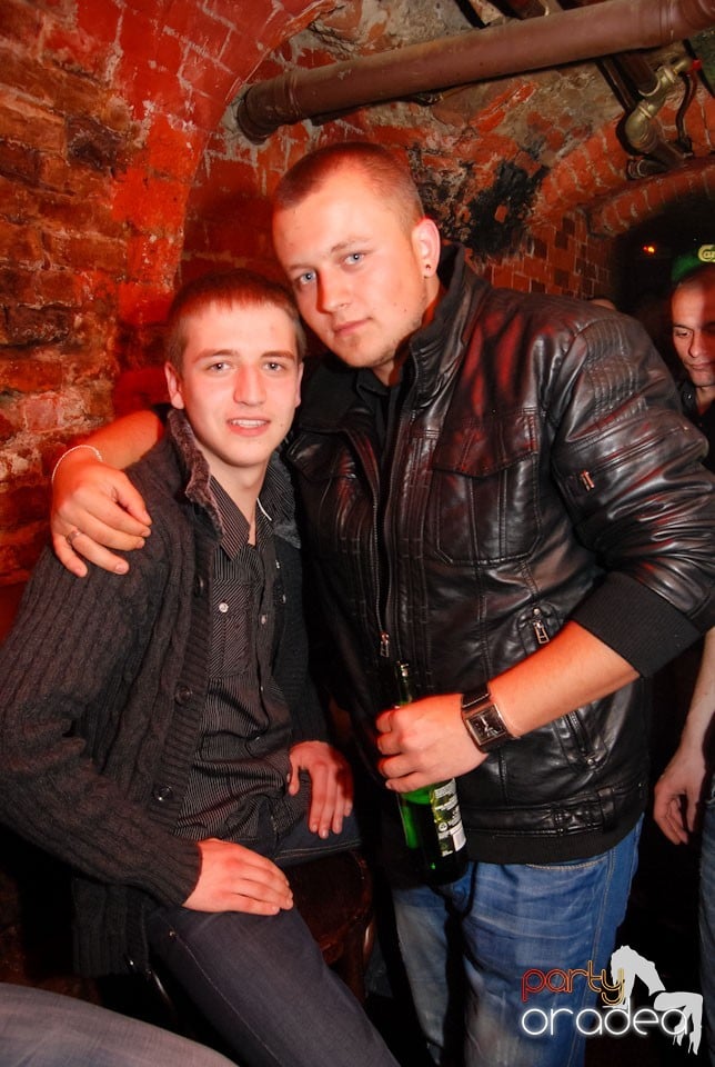 Distracţia continuă în Club Escape,