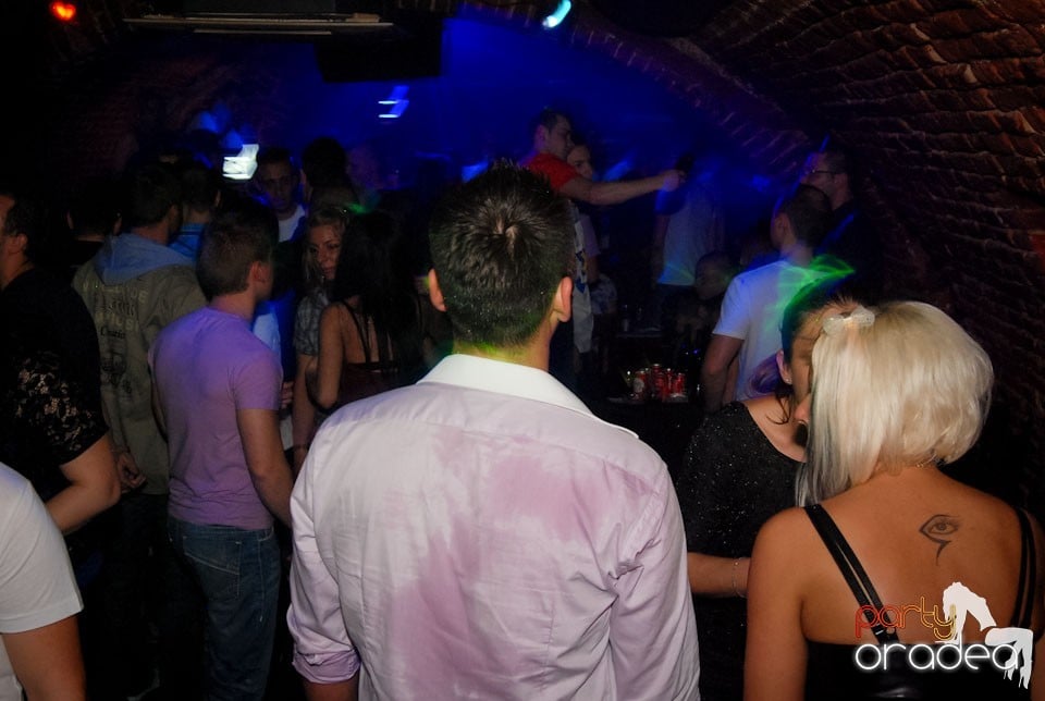 Distracţia continuă în Club Escape,