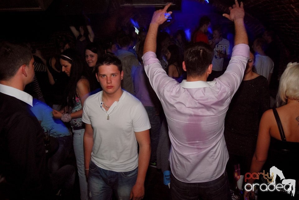 Distracţia continuă în Club Escape,