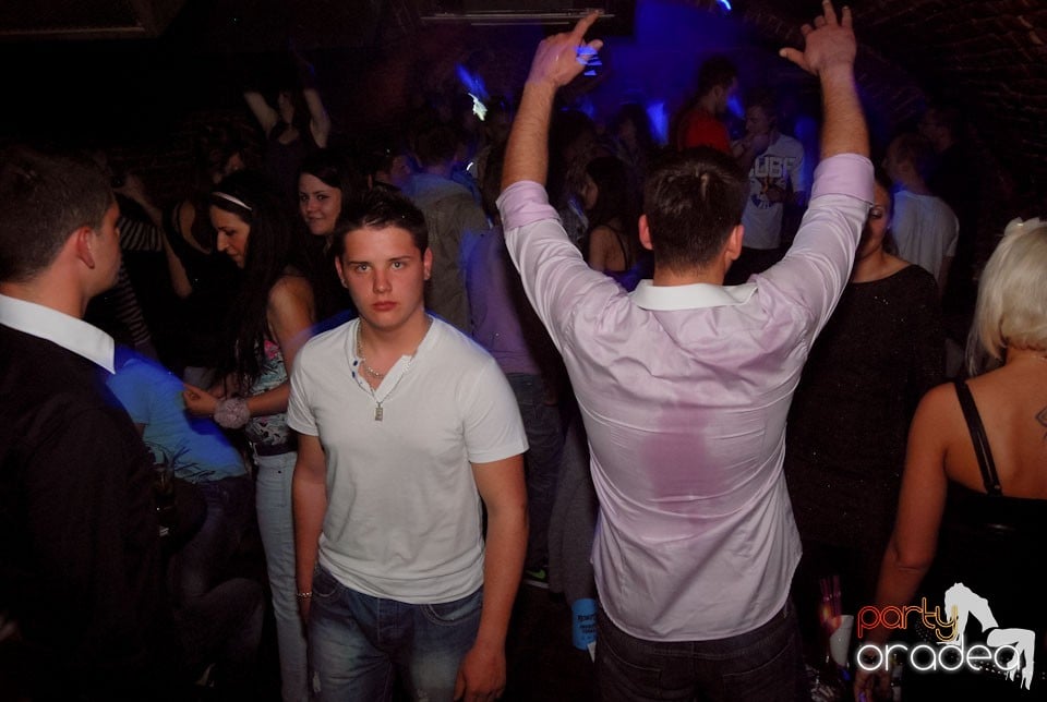 Distracţia continuă în Club Escape, 