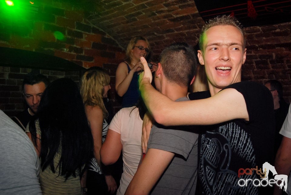 Distracţia continuă în Club Escape,