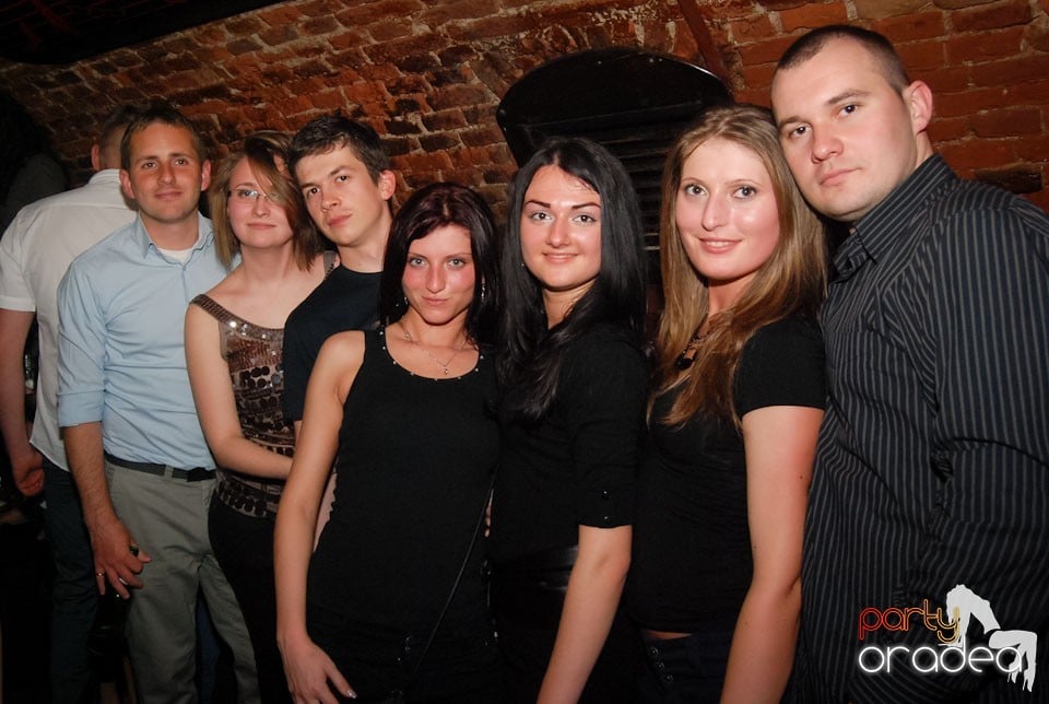 Distracţia continuă în Club Escape,