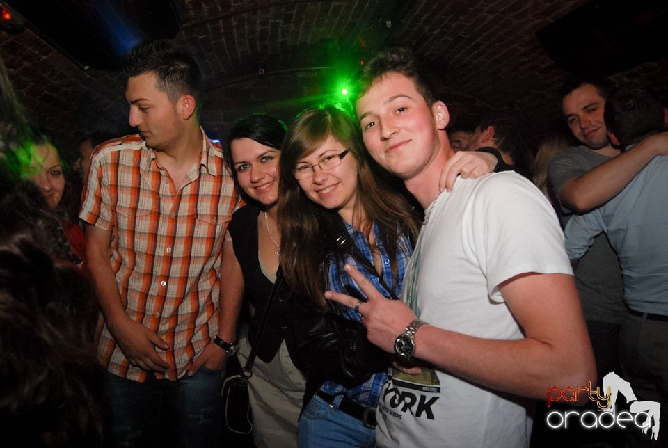 Distracţia continuă în Club Escape,