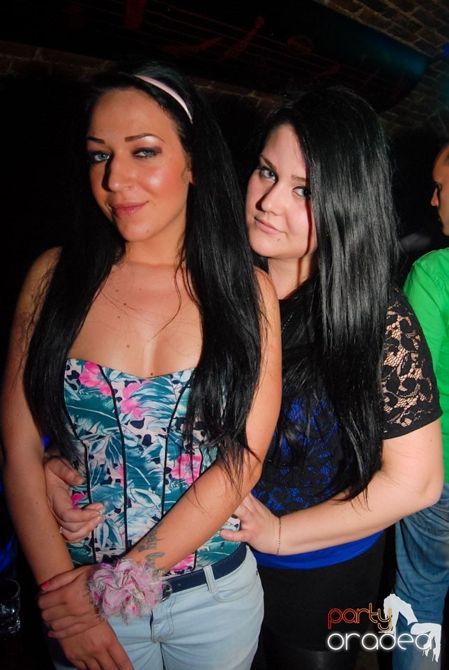 Distracţia continuă în Club Escape,