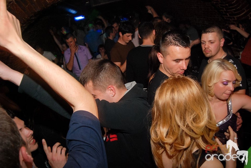 Distracţia continuă în Club Escape,
