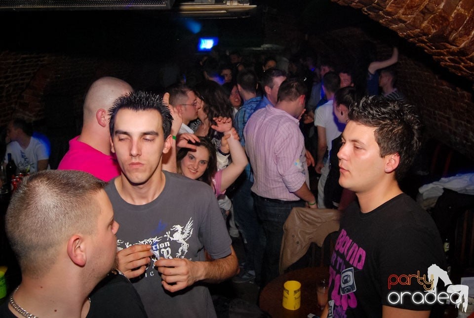 Distracţia continuă în Club Escape,