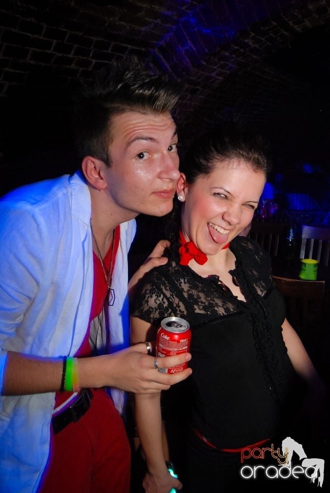 Distracţia continuă în Club Escape,