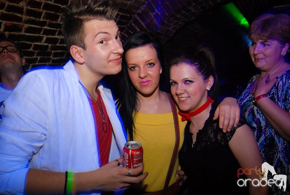 Distracţia continuă în Club Escape,