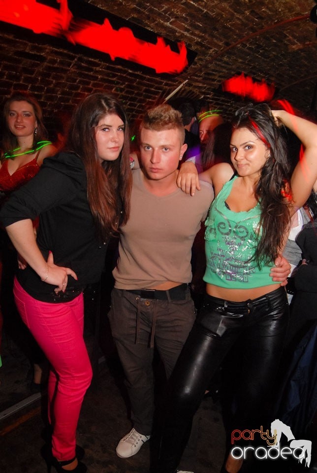 Distracţia continuă în Club Escape,