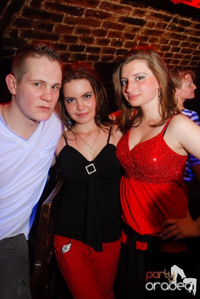 Distracţia continuă în Club Escape,