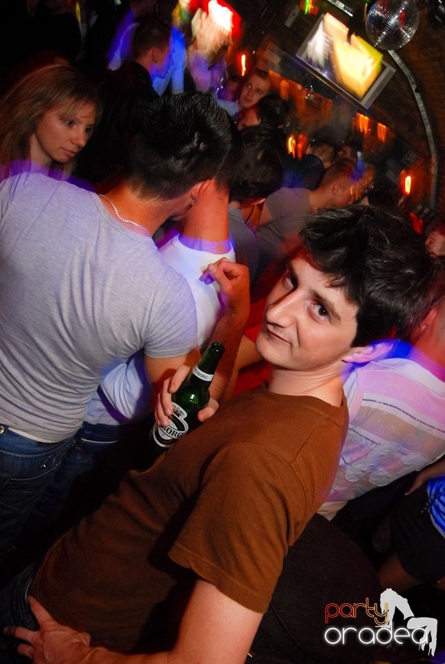 Distracţia continuă în Club Escape,