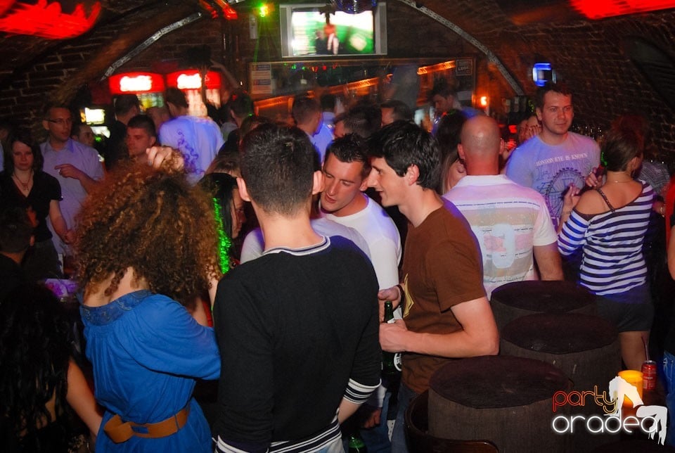 Distracţia continuă în Club Escape,