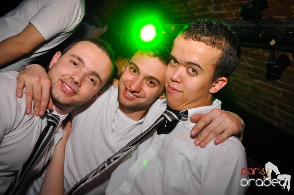 Distracţia este garantată în Club Escape,