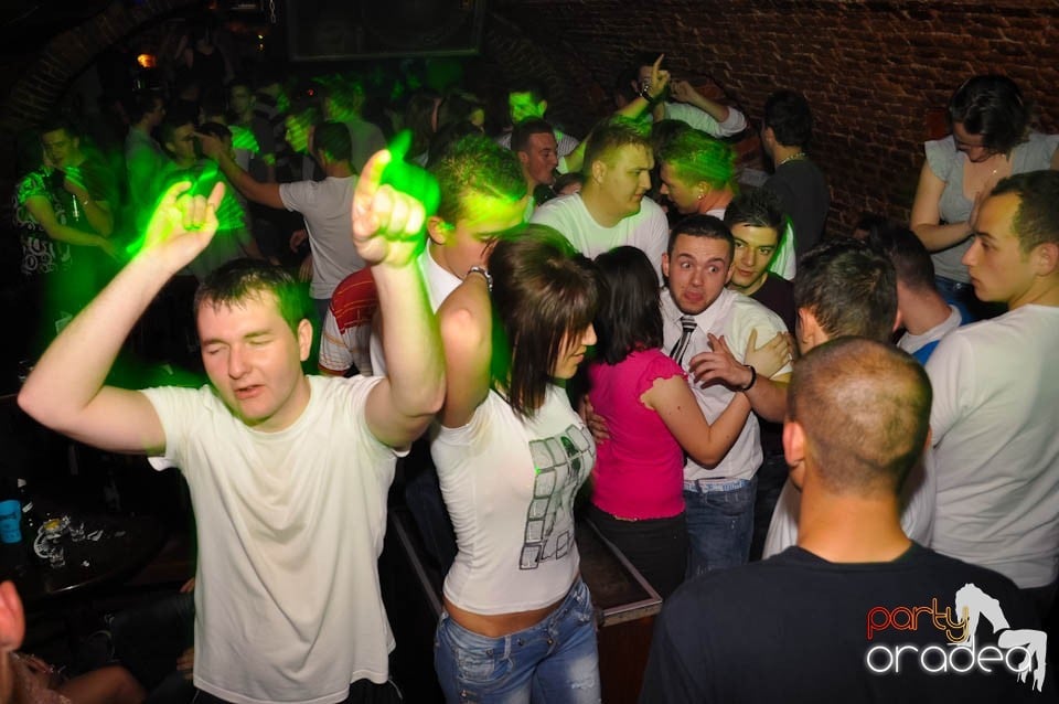 Distracţia este garantată în Club Escape,