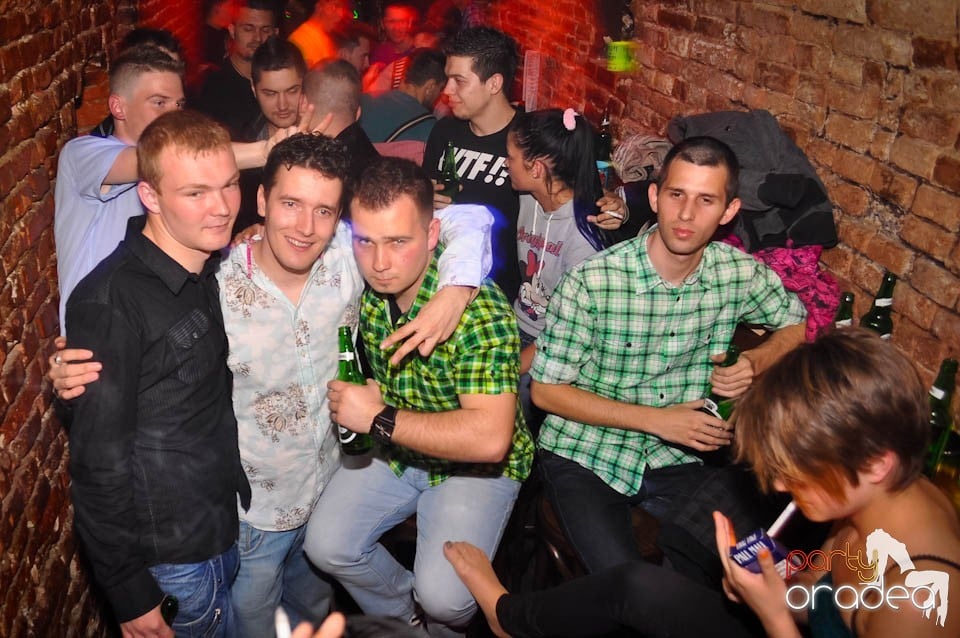 Distracţia este garantată în Club Escape,
