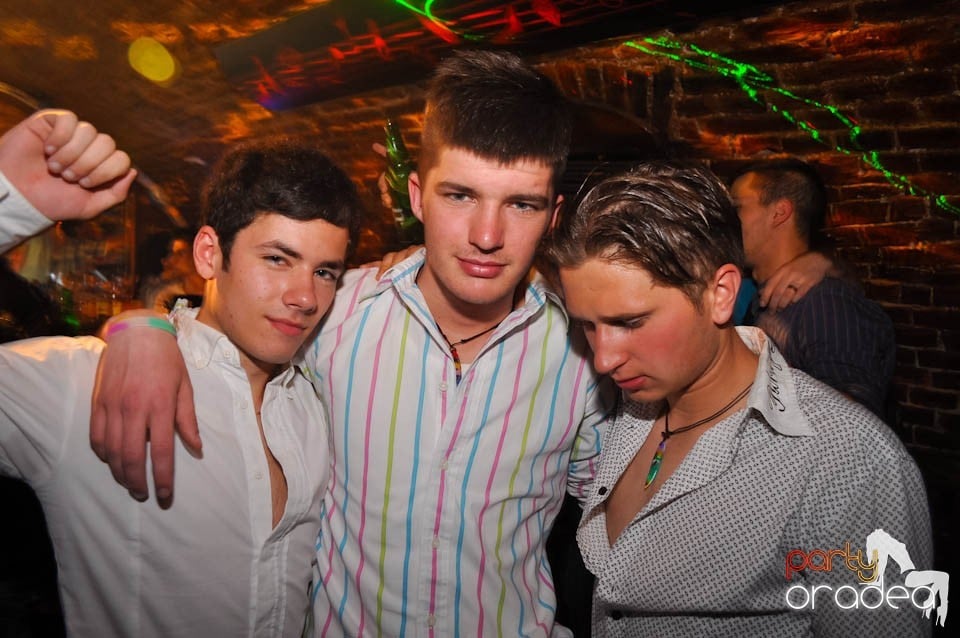 Distracţia este garantată în Club Escape,