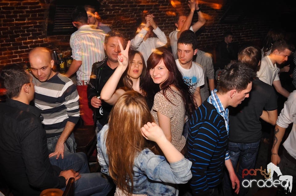 Distracţia este garantată în Club Escape,