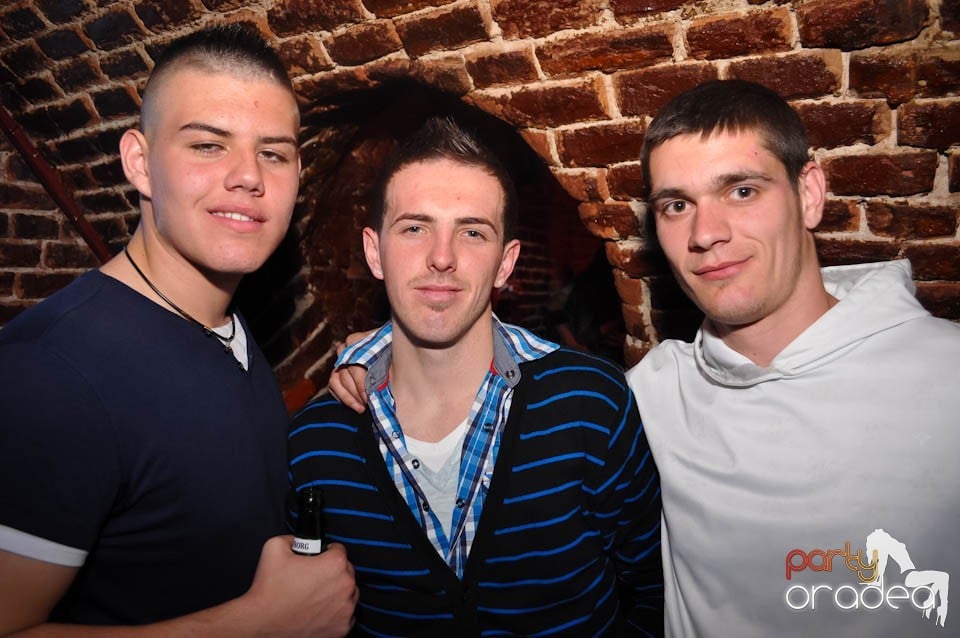 Distracţia este garantată în Club Escape,