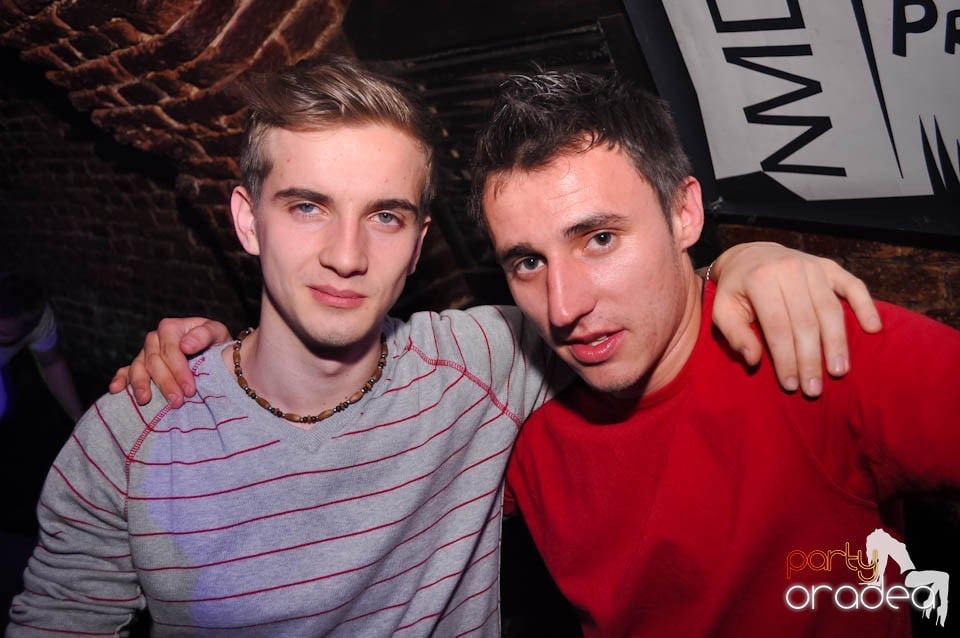 Distracţia este garantată în Club Escape,
