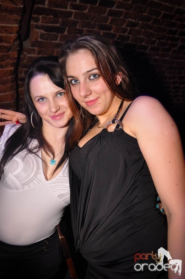 Distracţia este garantată în Club Escape,