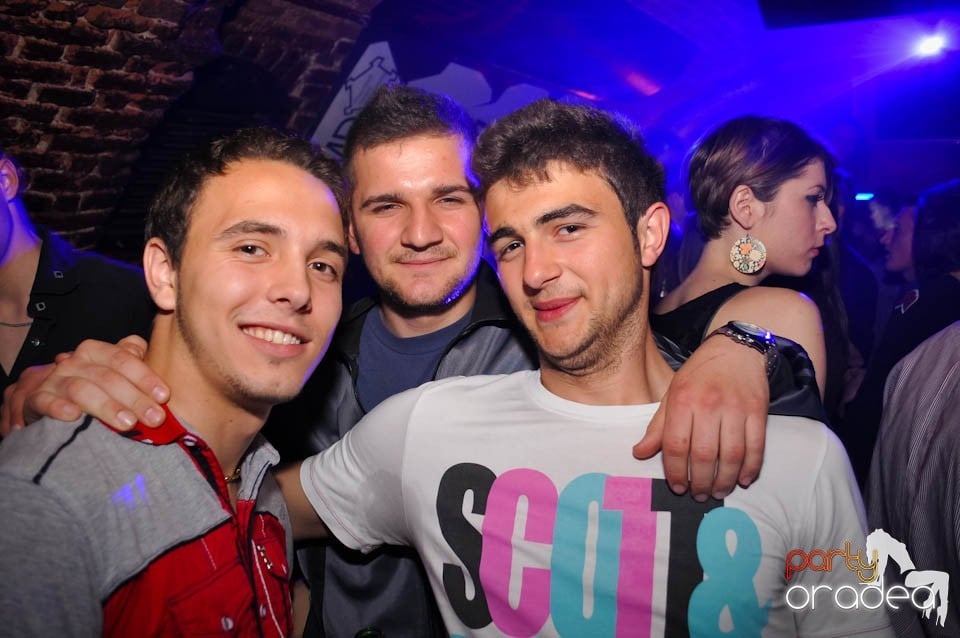 Distracţia este garantată în Club Escape,