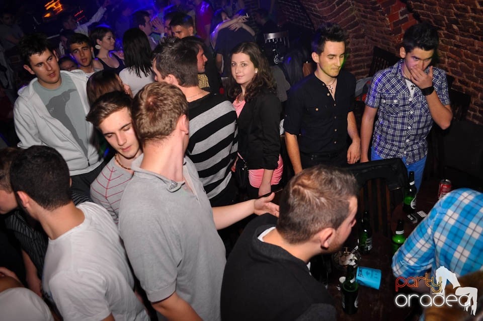 Distracţia este garantată în Club Escape,
