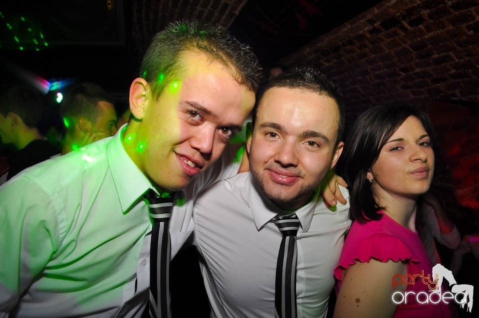 Distracţia este garantată în Club Escape,