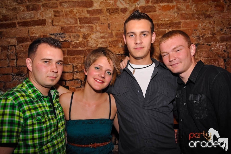 Distracţia este garantată în Club Escape,