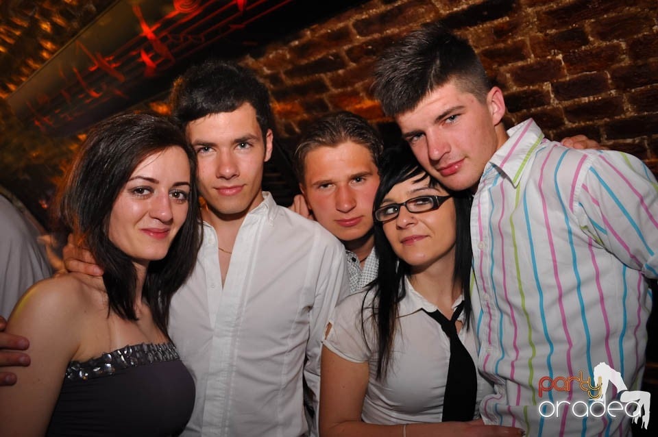 Distracţia este garantată în Club Escape,