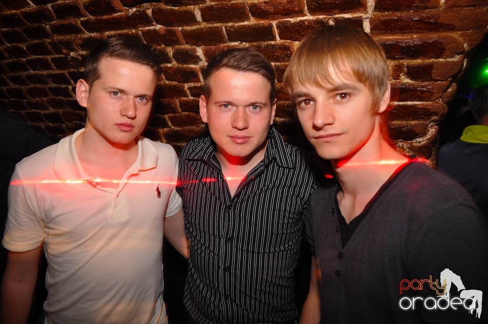 Distracţia este garantată în Club Escape,