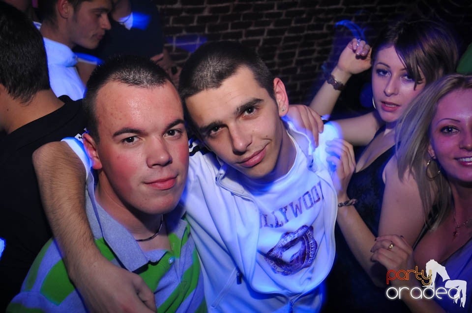 Distracţia este garantată în Club Escape,