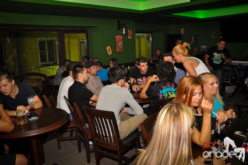 Distracţie cu Trupa West, Green Pub