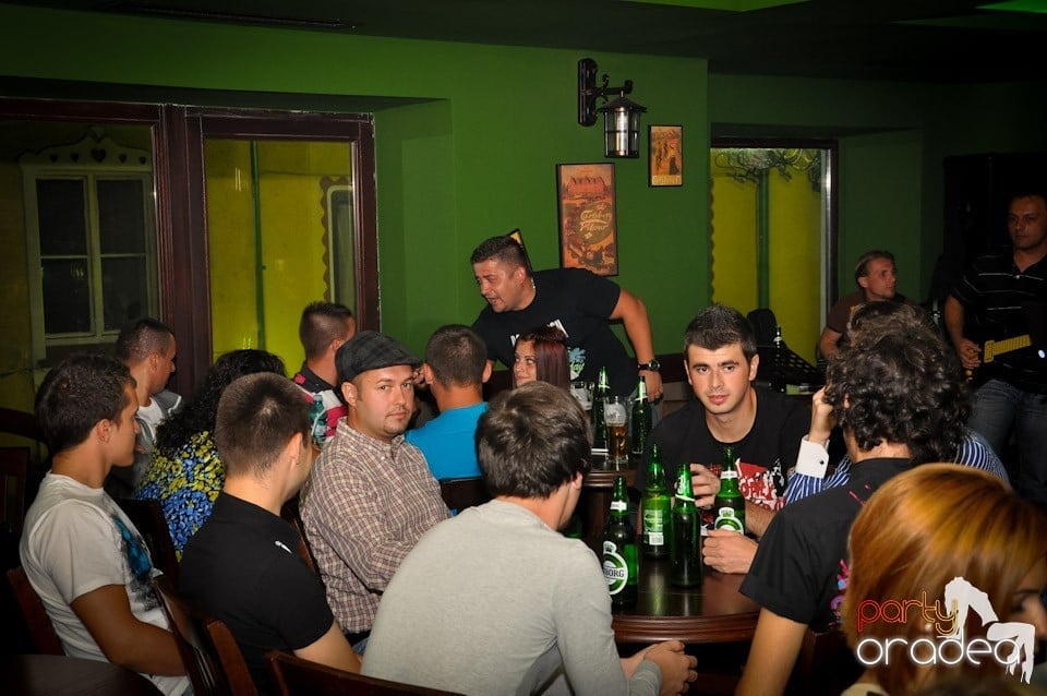 Distracţie cu Trupa West, Green Pub