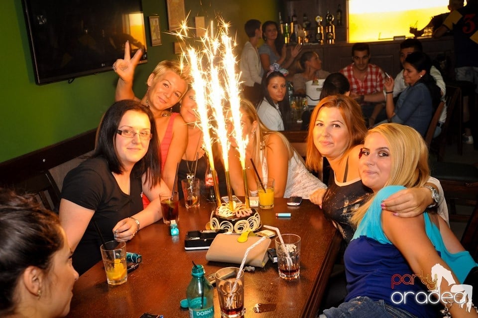 Distracţie cu Trupa West, Green Pub