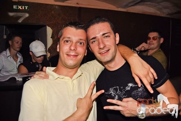 Distracţie de weekend în Club Seven, 