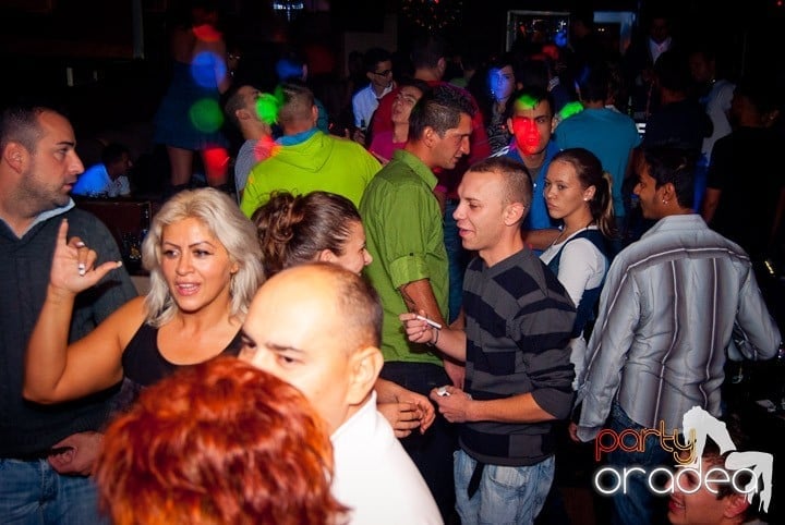 Distracţie de weekend în Club Seven, 